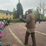 Przedszkolaki obejrzały pokaz ptaków drapieżnych